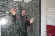  Miss Amira in einem Plastik Sauna Anzug aht etwas Spaß unter der Dusche