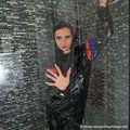  Miss Amira in einem Plastik Sauna Anzug aht etwas Spaß unter der Dusche