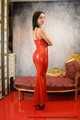 Miss Jessica in einem roten Latexkleid (Exclusives Set)