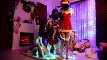 Lucky & Nelly & Xenia - Weihnachtsknechtschaft: Die glückliche Hottie erniedrigt ihre Freundinnen (video)