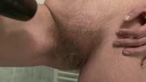 Milf mit stark behaarter Fotze duscht und wichst dabei ihr geiles Fickloch - Milf with a very hairy cunt takes a shower and jerks off her horny fuck hole