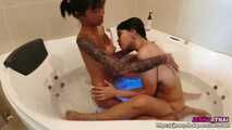 Jenny-Thai - Two lesbians in the bathtub