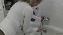 Anna nimmt ein Bad in einem hautengen weißen Top und Strumpfhose