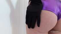 Lange schwarze Handschuhe und Hot Pants - Teil 1