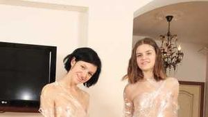 Anna Teilor & Arian - Mädchen posiert in Frischhaltefolie verpackt