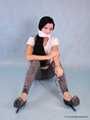 Marvita - Hübsche Brünette in Pumps benutzt Handschellen und zeigt ihre Füße