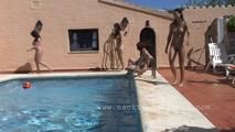 Nackte Girls spielen am Pool 4
