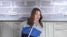Miss J mit Kabelbindern gefesselt und streng geknebelt in einem Regenanzug verpackt (erste Storyvideo)