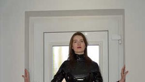 Miss J gefesselt in Handschellen und geknebelt in einem sexy schwarzen Lackkleid