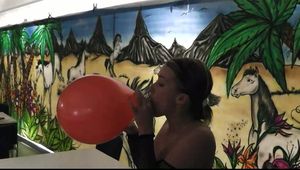 Zertretene Ballons mit Yvette Hardi