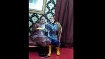 Lady Nadja fesselt Miss Scarlett in AGU Regensachen transparenten Regenjacken darüber (Video)