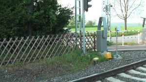 047034 Yassie Takes A Pee On The Suburban Station Platform