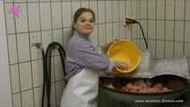 Kristin verwurstet pig Erna - #hobbybutcher in the sausage kitchen