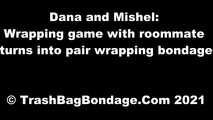 Dana und Mishel - Wrapping-Spiel mit Mitbewohner verwandelt sich in Paar-Wrapping-Bondage (video)