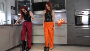 Miss Petra und Lady Nadja in AGU Regenanzug (original AGU) und einer orangen Adidas AGU Regenjacke