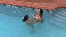 Afsana bindet meine kleinen Titten ab und zieht mich im Pool daran hoch