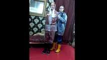 Lady Nadja fesselt Miss Scarlett in AGU Regensachen transparenten Regenjacken darüber (Video)