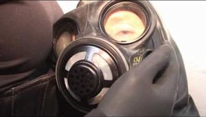 Atemkontrolle beim dummen Gummisklaven