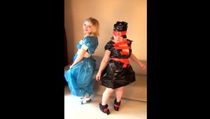 Sasha Swift & Christina Clark - Müllsack Gekleidet Duo (video)