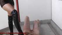 Princess Roxy hard whipping 02