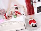 Lucky, Nelly, Xenia - Santa's kleine Helfer binden sich gegenseitig auf ein Bett