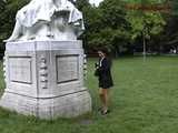 016082 Eve Takes A Pee Break By The Alfred de Musset Statue