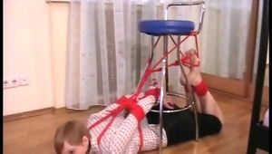 Alice Lee - Bondage-Spaß unterm Stuhl vor dem Spiegel (Video)