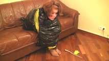 Stella - mit gelben Klebeband mit Klebeband sitzt und verpackt in Müllsack (video)