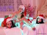 Lucky, Nelly, Xenia - Santa's kleine Helfer binden sich gegenseitig auf ein Bett
