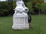 016082 Eve Takes A Pee Break By The Alfred de Musset Statue