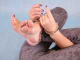 Marvita - Hübsche Brünette in Pumps benutzt Handschellen und zeigt ihre Füße